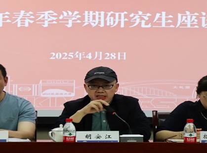 一群男人和女人在桌子前 AI 生成的内容可能不正确。