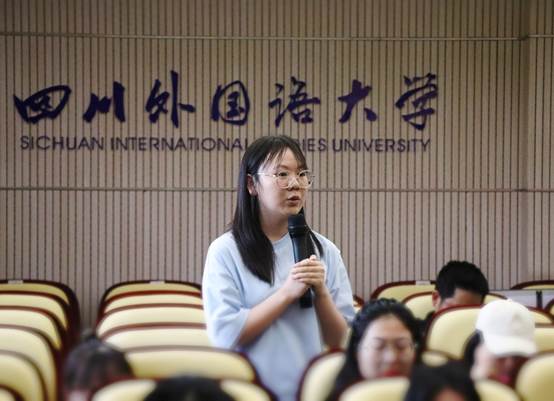 图片包含 人, 台球, 房间, 女人 AI 生成的内容可能不正确。